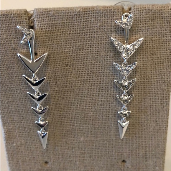 Stella & Dot Arrow drop Earrings - Picture 2 of 3